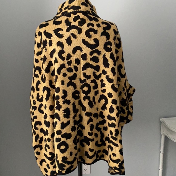 NWOT Leopard knit sweater / cape with clasp. One size fits most. - Picture 7 of 12